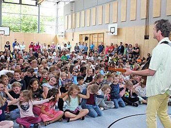 Die Schüler hatten großen Spaß mit dem Kinderliedermacher Rainer Wenzel. Foto: Evi Seeger