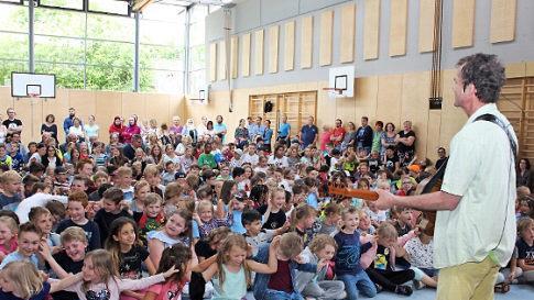 Die Schüler hatten großen Spaß mit dem Kinderliedermacher Rainer Wenzel. Foto: Evi Seeger