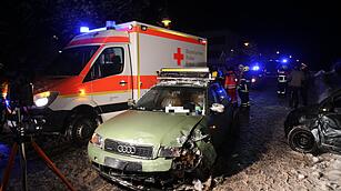 Naila: Schwerer Unfall auf glatter Straße - Fahrerin muss aus Auto geschnitten werden