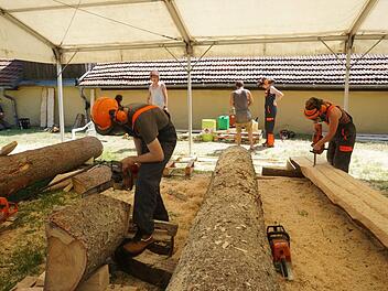 Mit der Kettensäge wurden die Fichtenstämme zunächst in Form gebracht. Foto: Marion Eckert