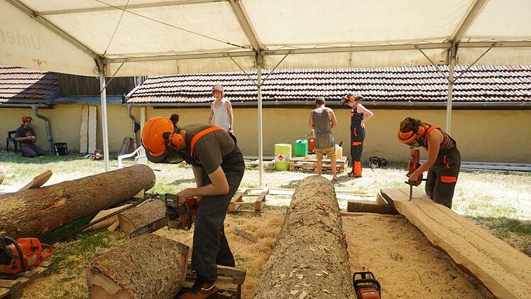 Mit der Kettensäge wurden die Fichtenstämme zunächst in Form gebracht. Foto: Marion Eckert