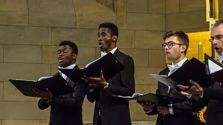 Impressionen: Der Kammerchor der Universität Straßburg gastierte in der Coburger Pfarrkirche St. Augustin.Foto: Jochen Berger