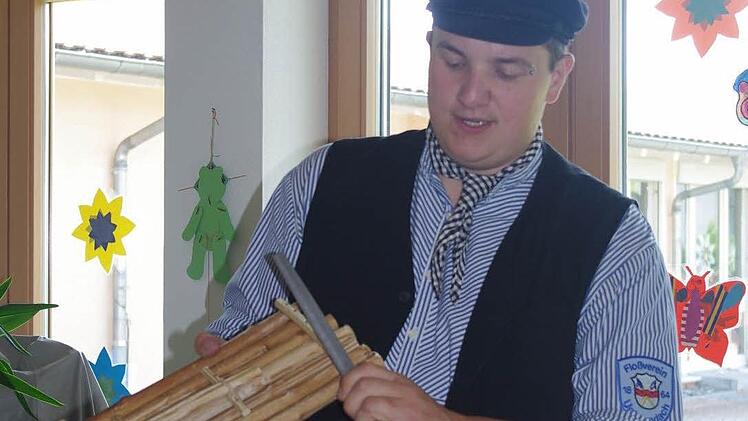 Floßmeister Michael Thiemann erklärt die Grundkonstruktion eines Floßes.