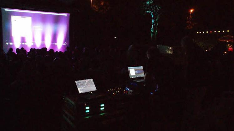 Auch im Dunkeln haben Bruno Schneyer und Mario Pfaff die Technik für das Freiluftkino im Griff.