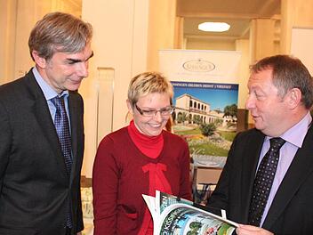 Ministerialrat Wolfgang Hierl, MdB Sabine Dittmar und Landrat Thomas Bold besuchten die den 12. Akademiekongress begleitende Ausstellung. Fotos: Thomas Mäuser