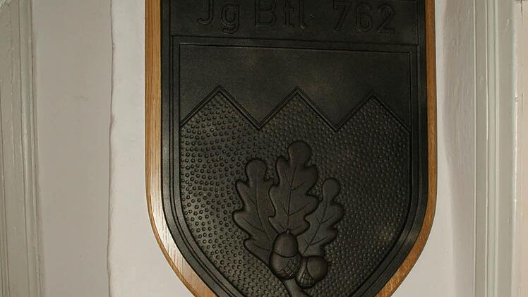 Die "Steigerwald-Jäger"haben das Wappenschild gestiftet, das an die Auflösung ihres früheren Bataillons in Markt Bergl erinnert.