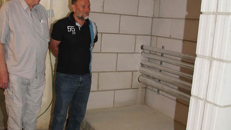 Arnold Schubert und Robert Hirschmann von der Kirchenverwaltung helfen mit und organisieren.