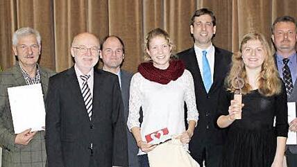 Bei der Ehrung (v. l.): Bernhard Kreisl, Wolfgang Rast, Michael Hofmann, Lea Clemens, Hermann Ulm, Alexandra Arzberger und Klaus Killinger