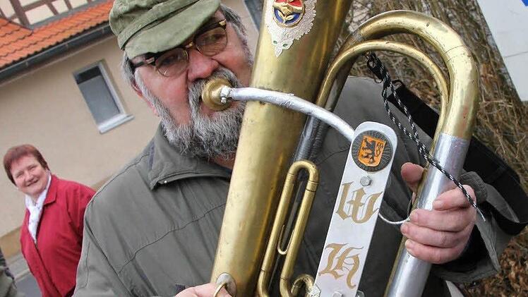 "Etwas älter" als er selbst, nämlich 100 Jahre, ist der alte Bass von Werner Halbhuber, auf den er in der Blaskapelle Gereuth blies.  Foto: Helmut Will