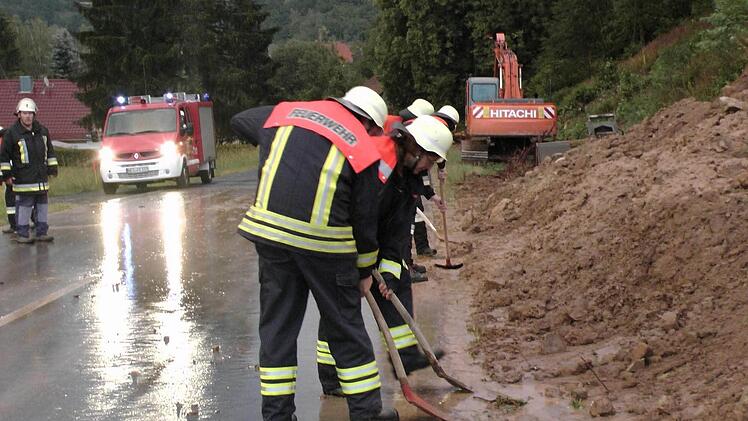 Bei Schweinshaupten musste die Feuerwehr ran und die Straße von dem Schlamm säubern. Foto: Christian Licha