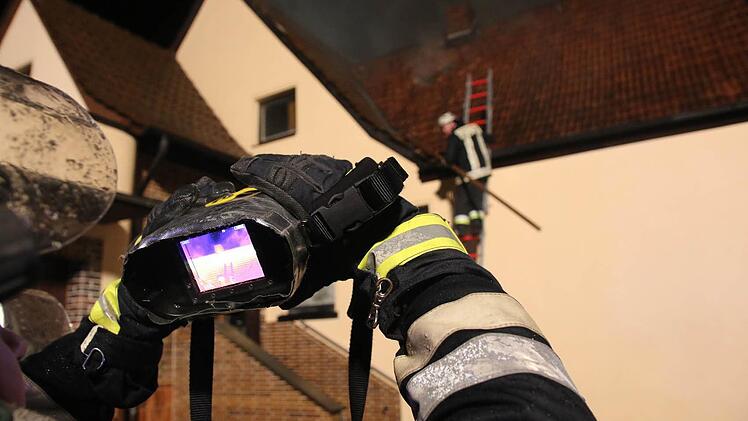 In Grub am Forst (Landkreis Coburg) brannte in der Nacht auf Montag ein Mehrfamilienhaus. Foto: Michael Stelzner