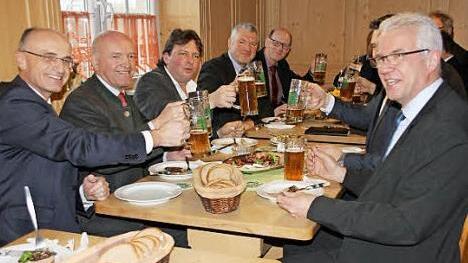 Auf touristische Werbe-Erfolg stie&szlig;en die Landr&auml;te Schneider und Habermann (links) mit den beteiligten B&uuml;rgermeister an. Foto: Ralf Kestel