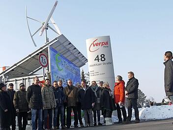 Blick nach oben: Zahlreiche Vertreter von Kommunen und Behörden haben sich gestern von Thomas Endres (rechts) die Funktionsweise der autarken Energestation bei der Firma Verpa erklären lassen. Foto: Berthold Köhler