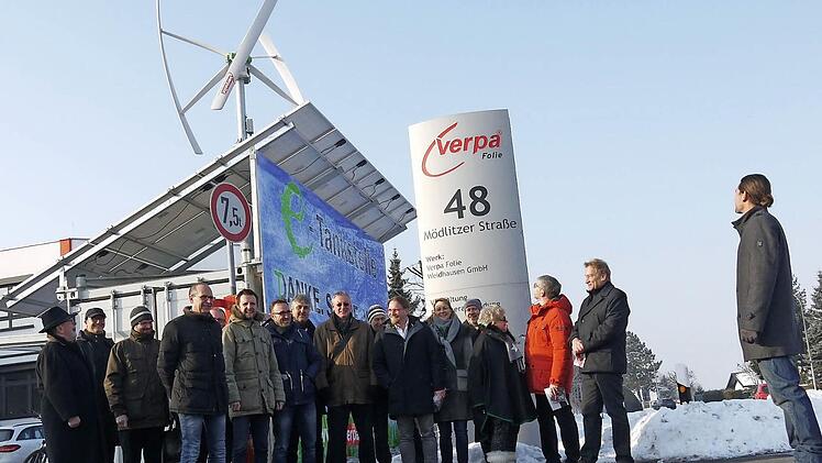 Blick nach oben: Zahlreiche Vertreter von Kommunen und Behörden haben sich gestern von Thomas Endres (rechts) die Funktionsweise der autarken Energestation bei der Firma Verpa erklären lassen. Foto: Berthold Köhler