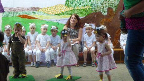 Mit sehr farbenfrohen und fantastischen Kost&uuml;men zeigten die Kinder mit Begeisterung verschiedene M&auml;rchen.  Foto: Peter Frosch