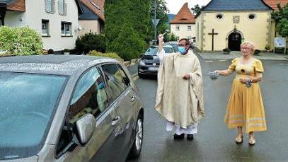 Unser Bild zeigt Pfarrer Hans-Michael Dinkel mit Kirchenpflegerin Elvira Ludwig bei der Segnung der Fahrzeuge.  Foto: Gerd Fleischmann