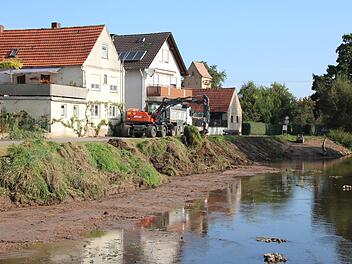 Rund 600 Kubikmeter Sediment und Pflanzenreste haben die Mitarbeiter der Flussmeisterstelle alleine in Höhe von Westheim ausgebaggert. Der unbelastete Boden wurde auf Äcker gefahren. Foto: Ralf Ruppert