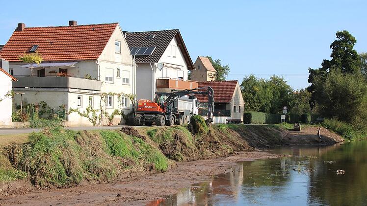 Rund 600 Kubikmeter Sediment und Pflanzenreste haben die Mitarbeiter der Flussmeisterstelle alleine in Höhe von Westheim ausgebaggert. Der unbelastete Boden wurde auf Äcker gefahren. Foto: Ralf Ruppert