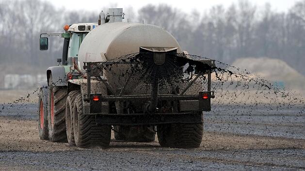 Die landwirtschaftliche Verwertung von Kl&auml;rschlamm ist nur noch bedingt m&ouml;glich. Bei alternativen Entsorgungspfaden k&auml;mpfen die Gemeinden mit steigenden Preisen und Kapazit&auml;tsengp&auml;ssen. Deshalb wollen sie sich jetzt zusammenschlie&szlig;en und eine eigene L&ouml;sung zur Kl&auml;rschlammverwertung finden.