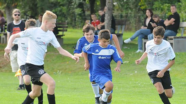 Mit offenem Visier waren die U15-Kicker der SG Garitz (wei&szlig;es Trikot) und der SG M&uuml;nnerstadt unterwegs.  Foto: ssp