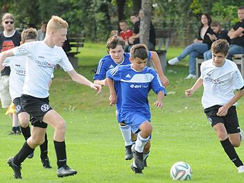 Mit offenem Visier waren die U15-Kicker der SG Garitz (weißes Trikot) und der SG Münnerstadt unterwegs.  Foto: ssp
