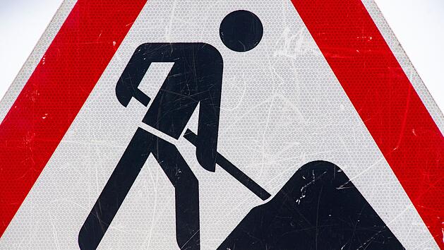 Coburg: Jugendliche werfen Schild auf Stra&szlig;e hinab und sorgen f&uuml;r gro&szlig;e Gefahr