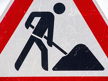 Coburg: Jugendliche werfen Schild auf Stra&szlig;e hinab und sorgen f&uuml;r gro&szlig;e Gefahr