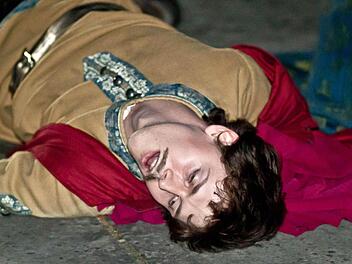 Rollenspiele in der nächtlichen Coburger Altstadt - bis hin zum "tödlich" endenden Schwertkampf vor der Morizkirche. Fotos: Jochen Berger