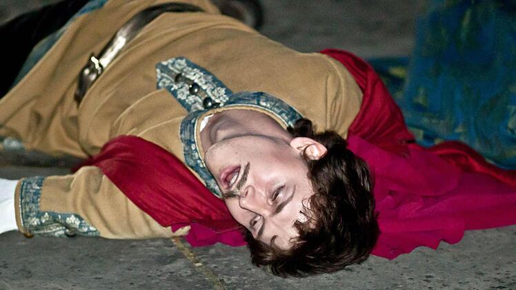 Rollenspiele in der nächtlichen Coburger Altstadt - bis hin zum "tödlich" endenden Schwertkampf vor der Morizkirche. Fotos: Jochen Berger