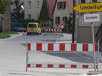 Wer nicht, wie die Post, täglich kommt, verliert leicht den Überblick: Mit der ausgeschilderten Umleitung in Nenzenheim kommen viele Verkehrsteilnehmer nicht zurecht. Foto: G. Bauer