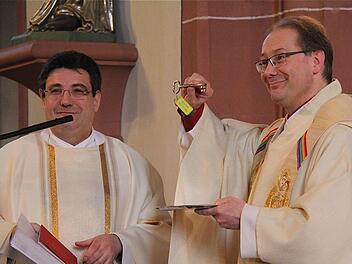 Amtseinführung: Dekan Michael Krammer (links) übergibt Pfarrer Thomas Eschenbacher die Schlüssel für die Kirche. Fotos: Gerd Schaar