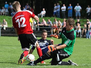 Holger Grünsteudels (M., TSV Kirchehrenbach) Torabschluss wird geblockt. In der selben Szene springt der Ball zu Matthias Schuhmann.