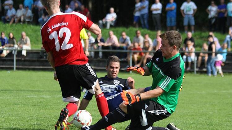 Holger Grünsteudels (M., TSV Kirchehrenbach) Torabschluss wird geblockt. In der selben Szene springt der Ball zu Matthias Schuhmann.