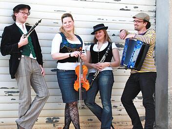 Andreas Richter (Klarinette, Dudelsack), Carolin Pruy-Popp (Geige), Katharina Bauer (Klarinette, Harfe) und David Saam (Akkordeon) von Boxgalopp spielen am 12. 12. im Bamberger Stilbruch.  Foto: Boxgalopp