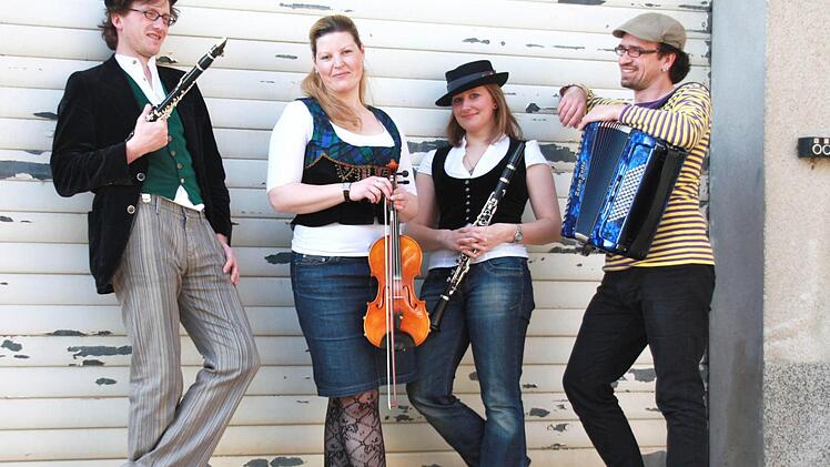 Andreas Richter (Klarinette, Dudelsack), Carolin Pruy-Popp (Geige), Katharina Bauer (Klarinette, Harfe) und David Saam (Akkordeon) von Boxgalopp spielen am 12. 12. im Bamberger Stilbruch.  Foto: Boxgalopp