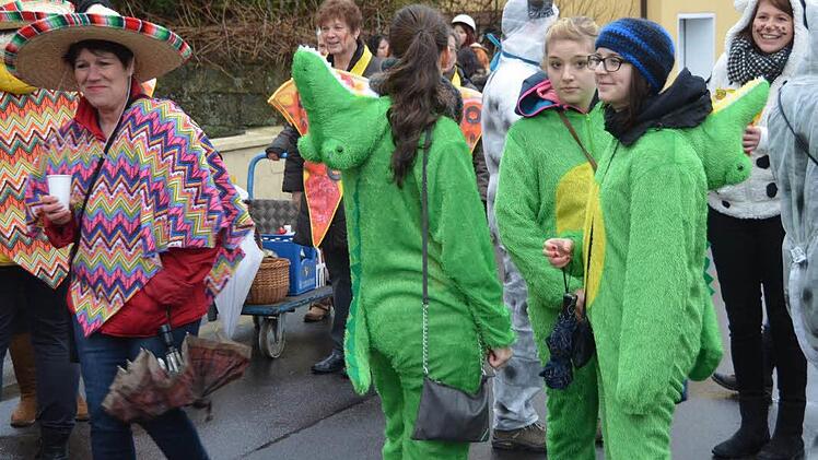 Trotz Regen gute Laune in Oehrberg. Foto: Peter Rauch