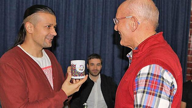 Der Vorsitzende des Kreisjugendrings Kronach Andy Fischer (l.) verabschiedete den langjährigen Revisor Richard Bär mit einem Geschenk. Im Hintergrund der stellvertretende Vorsitzende Sebastian Görtler.  Foto: Michael Wunder