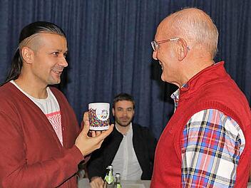 Der Vorsitzende des Kreisjugendrings Kronach Andy Fischer (l.) verabschiedete den langjährigen Revisor Richard Bär mit einem Geschenk. Im Hintergrund der stellvertretende Vorsitzende Sebastian Görtler.  Foto: Michael Wunder