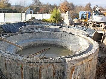 Der Au&szlig;enbereich der Therme ist zum Teil w&auml;hrend des Winters eine Baustelle. Hier sind die Whirlpools zu sehen, die im Zug der Generalsanierung von Grund auf neu aufgebaut werden. Foto: Matthias Einwag