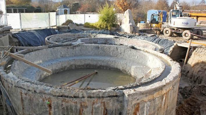 Der Au&szlig;enbereich der Therme ist zum Teil w&auml;hrend des Winters eine Baustelle. Hier sind die Whirlpools zu sehen, die im Zug der Generalsanierung von Grund auf neu aufgebaut werden. Foto: Matthias Einwag