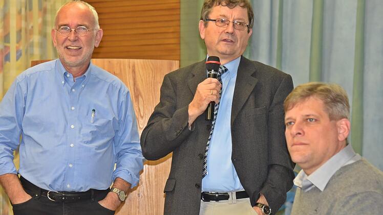 Beim agrarpolitischen Stammtisch war am Montagabend Willi Kremer-Schillings, bekannt als "Wutbauer" Willi, zu Gast. Er wurde von  Hans Vetter, Leiter des Amtes für Ernährung, Landwirtschaft und Forsten, und Martin Flohrschütz begrüßt.  Foto: Gabi Arnold