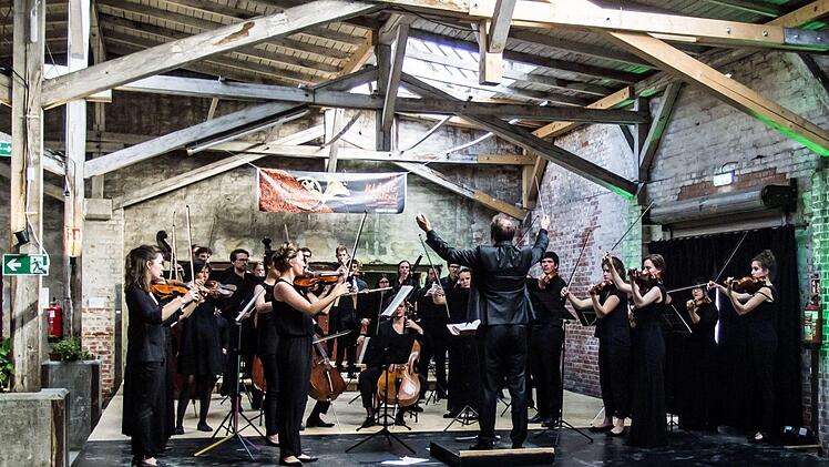 Das Orchester M18 beeindruckte das Publikum zum Auftakt des Festivals "Klanggrenzen" in der Alten Pakethalle in Coburg.Foto: Jochen Berger