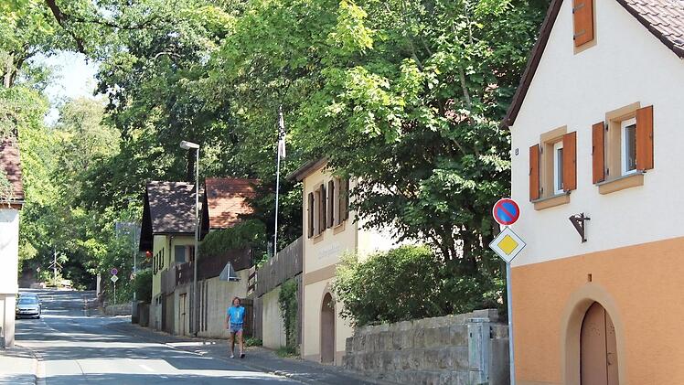 Die Straße am Höchstadter Kellerberg wird sich am Wochenende wieder in eine Festmeile verwandeln. Autos werden ausgesperrt.