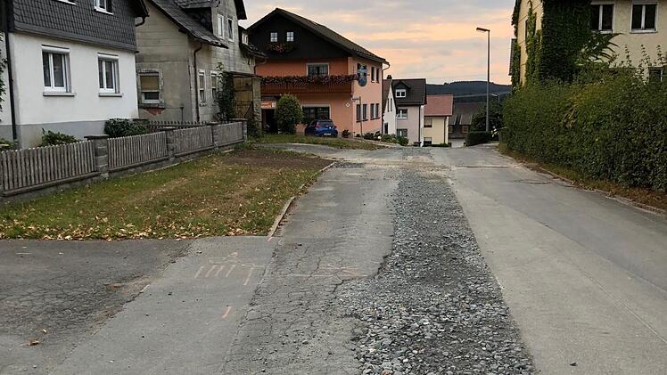 Der Gemeinderat Wilhelmsthal beschloss in einer Sondersitzung, einen Teil der Gemeindestraßen in Effelter nach der Sanierung der Wasserleitung komplett neu zu asphaltieren.  Foto: Michael Wunder