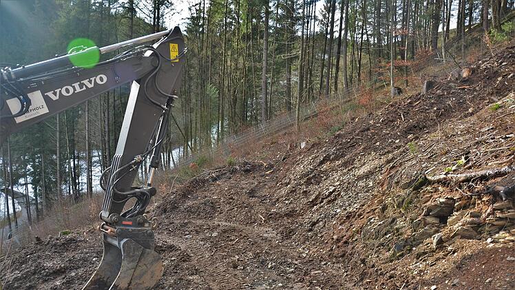 Baggerarbeiten am Hang. Foto: Sandra Hackenberg