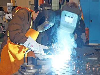 Berufsausbildung ist vielseitig, und es sind auch noch Stellen zu bekommen und zu besetzen. Auf dem Bild ist zu sehen, wie sich ein Jugendlicher unter Anleitung im Schweißen übt.  Foto: Stephan Stöckel