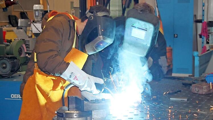 Berufsausbildung ist vielseitig, und es sind auch noch Stellen zu bekommen und zu besetzen. Auf dem Bild ist zu sehen, wie sich ein Jugendlicher unter Anleitung im Schweißen übt.  Foto: Stephan Stöckel