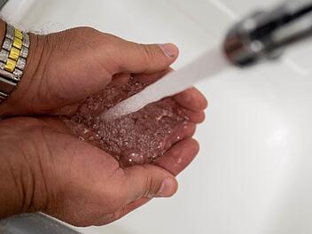 Wo kommt künftig das Wasser her, mit dem die Bürger von Haßlach und Rappoltengrün versorgt werden? Symbolbild: Marian Hamacher