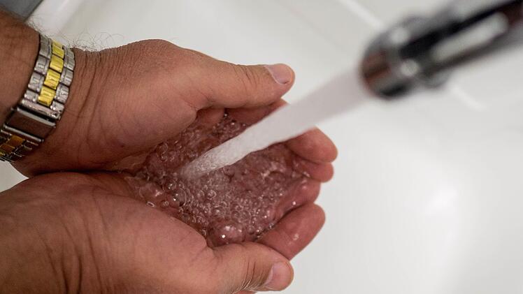 Wo kommt künftig das Wasser her, mit dem die Bürger von Haßlach und Rappoltengrün versorgt werden? Symbolbild: Marian Hamacher