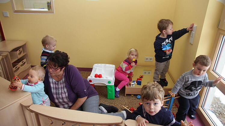 Kindergärtnerin  Rita Alt und   die  Jungs und Mädchen  fühlen  sich in der  neuen Kinderkrippe   von Beginn an wohl.